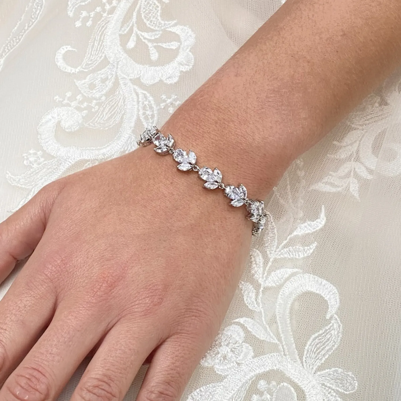 Lace & Favour Chelsea Leaf und Teardrop Kristall Hochzeitsarmband* Silberner Abschlussball-schmuck | Prom Armbänder