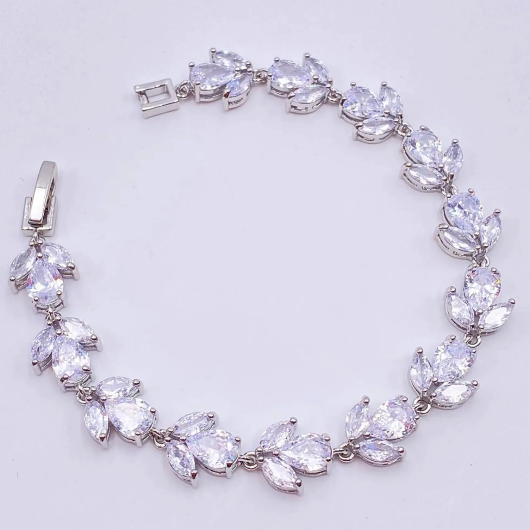 Lace & Favour Chelsea Leaf und Teardrop Kristall Hochzeitsarmband* Silberner Abschlussball-schmuck | Prom Armbänder