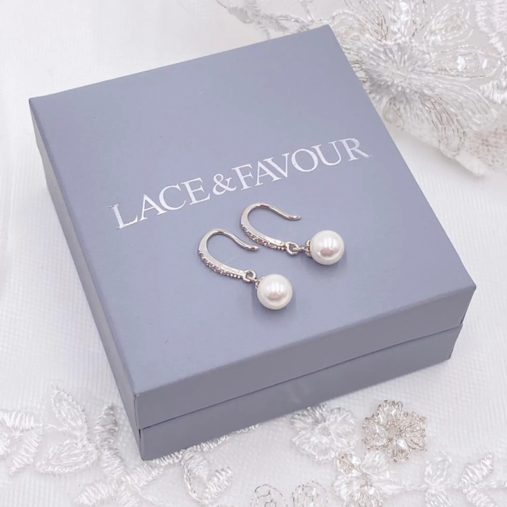 Lace & Favour Chloe Zierliche Perlentropfen-Ohrringe* Geschenke Für Brautjungfern | Perlen-hochzeitsschmuck