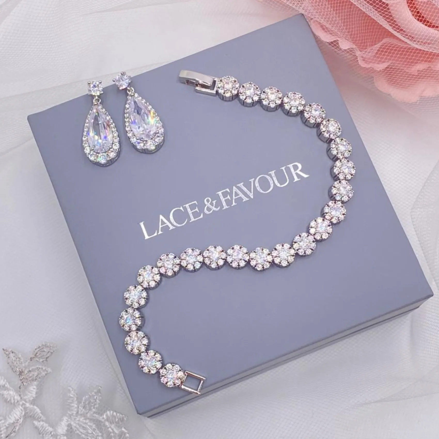 Lace & Favour Claverley Rundes Kristall verschönertes Hochzeitsarmband* Silberner Abschlussball-schmuck | Prom Armbänder