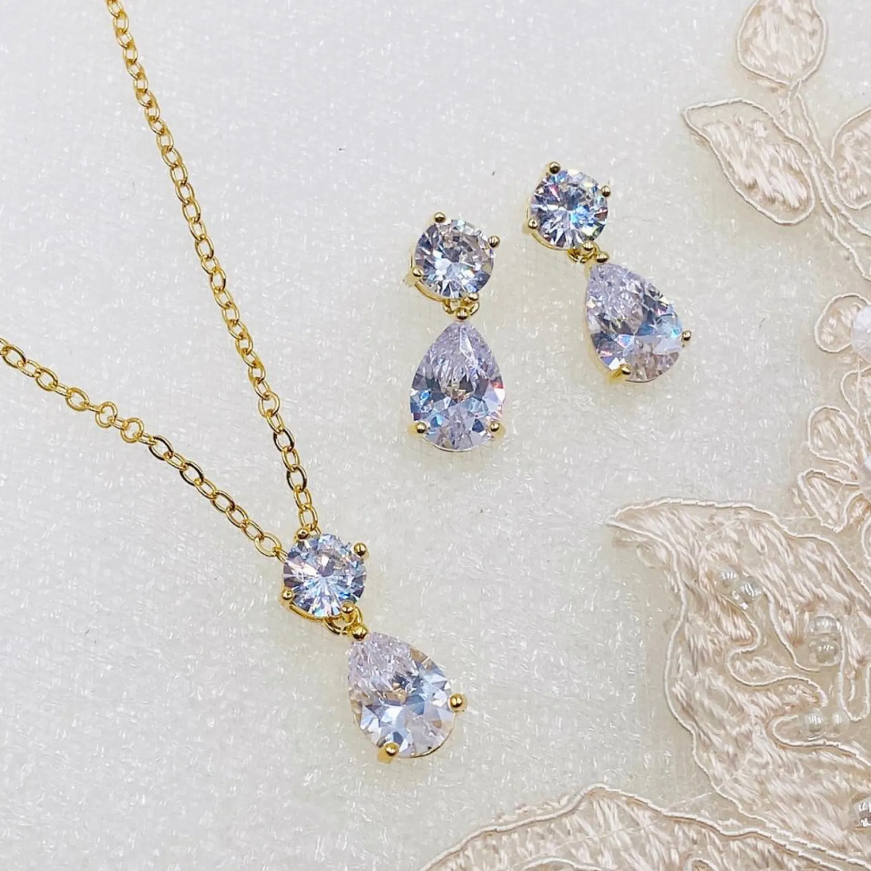 Lace & Favour Cleo Gold Teardrop Cubic Zirkonia Hochzeit Schmuck Set* Goldener Abschlussball-schmuck | Abschlussball-schmuck-sets