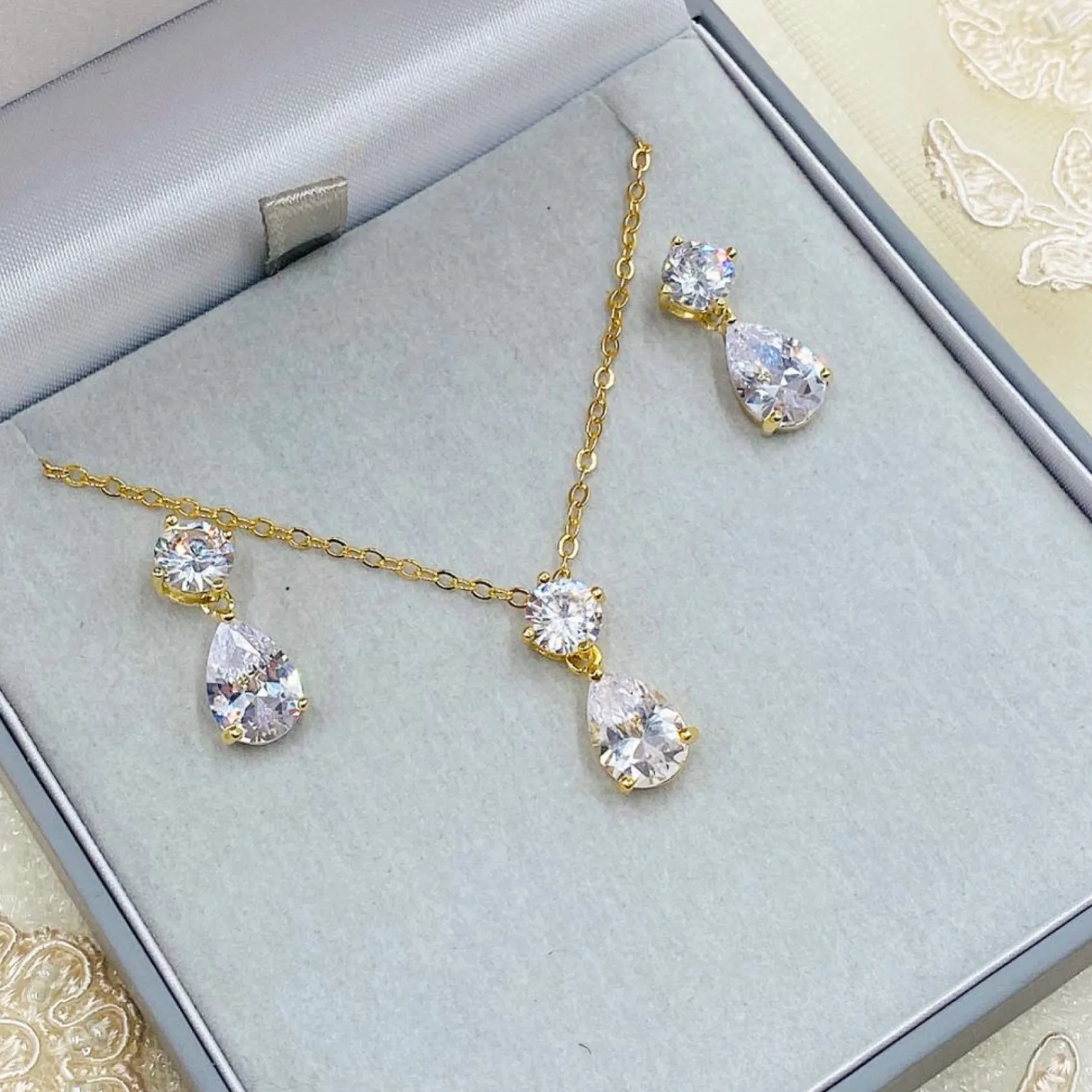 Lace & Favour Cleo Gold Teardrop Cubic Zirkonia Hochzeit Schmuck Set* Goldener Abschlussball-schmuck | Abschlussball-schmuck-sets
