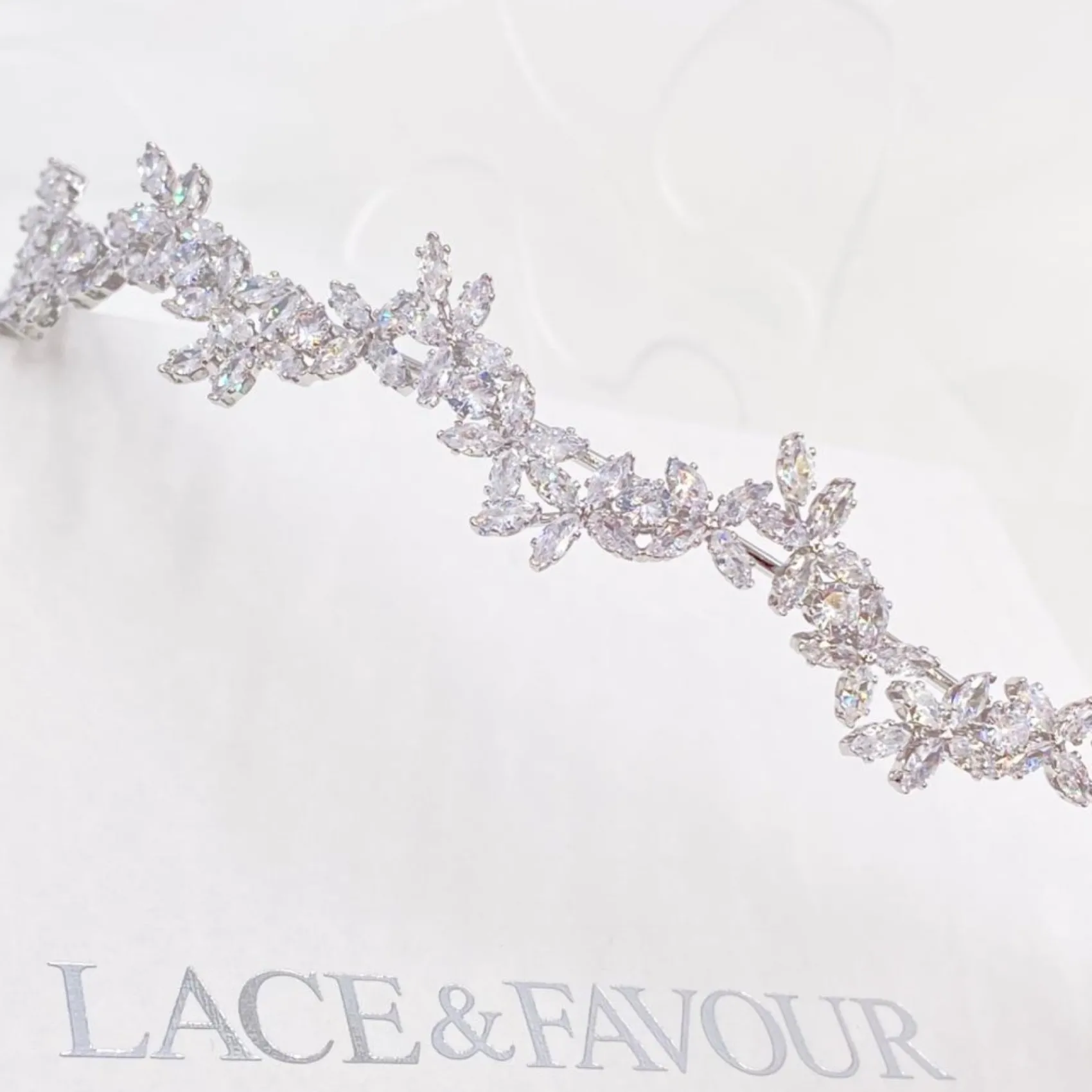 Lace & Favour Cortez Silber zierliche kubischer Zirkonia Hochzeit Stirnband* Abschlussball-haarbänder & Tiaras | Haarschmuck Aus Kristall