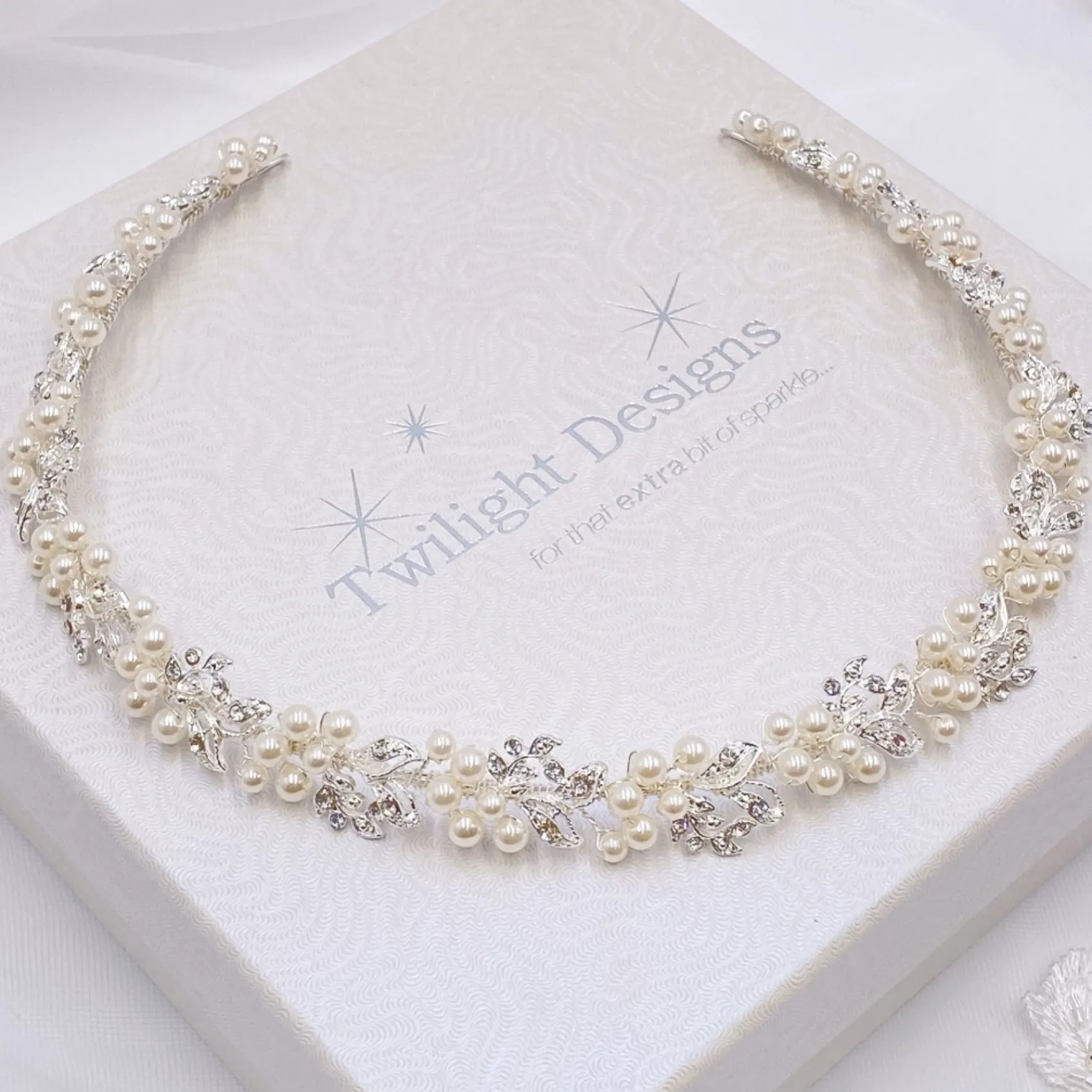 Twilight Designs Delilah Crystal Blätter und Perlen Hochzeit Haarstrang* Silberne Haar-accessoires | Perlen-haarschmuck