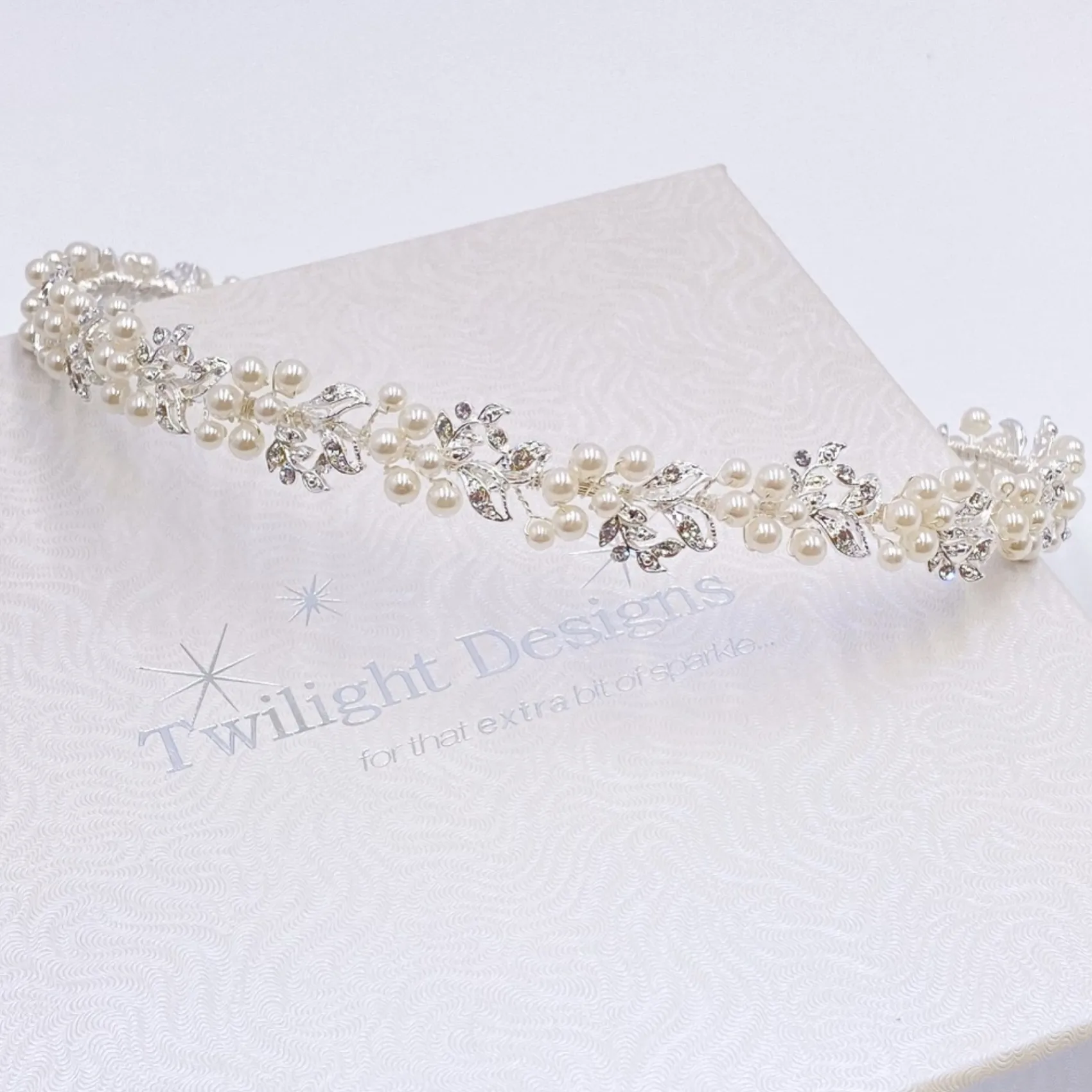 Twilight Designs Delilah Crystal Blätter und Perlen Hochzeit Haarstrang* Silberne Haar-accessoires | Perlen-haarschmuck
