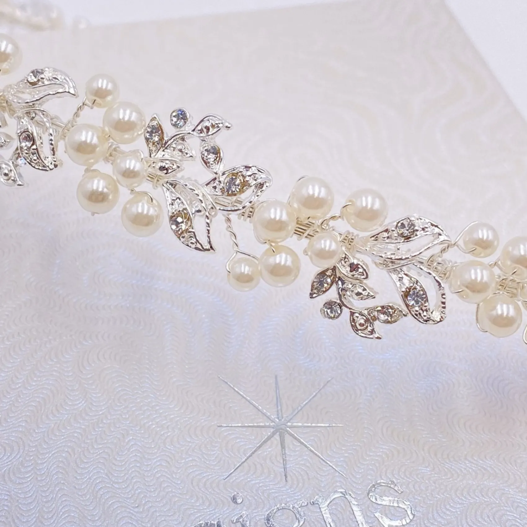 Twilight Designs Delilah Crystal Blätter und Perlen Hochzeit Haarstrang* Silberne Haar-accessoires | Perlen-haarschmuck