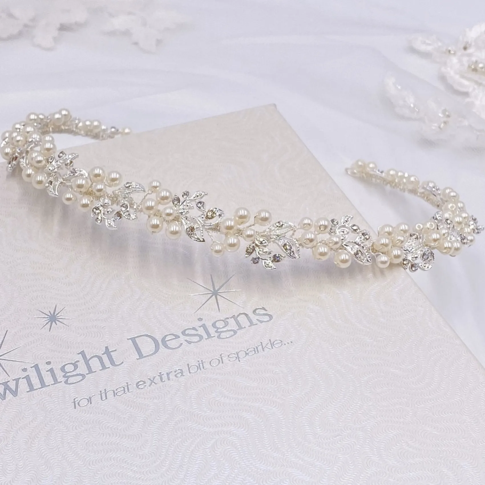 Twilight Designs Delilah Crystal Blätter und Perlen Hochzeit Haarstrang* Silberne Haar-accessoires | Perlen-haarschmuck