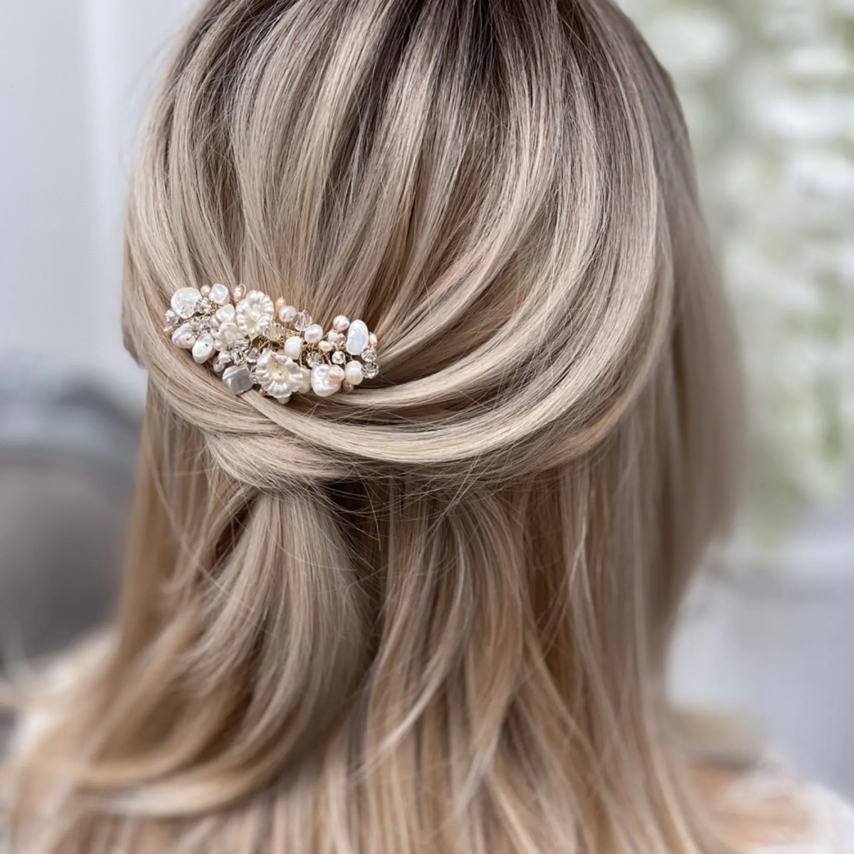 Poirier Deloras Gold Süßwasserperlen und Blumen Mini-Haarkamm* Perlen-haarschmuck | Gold-haar-accessoires
