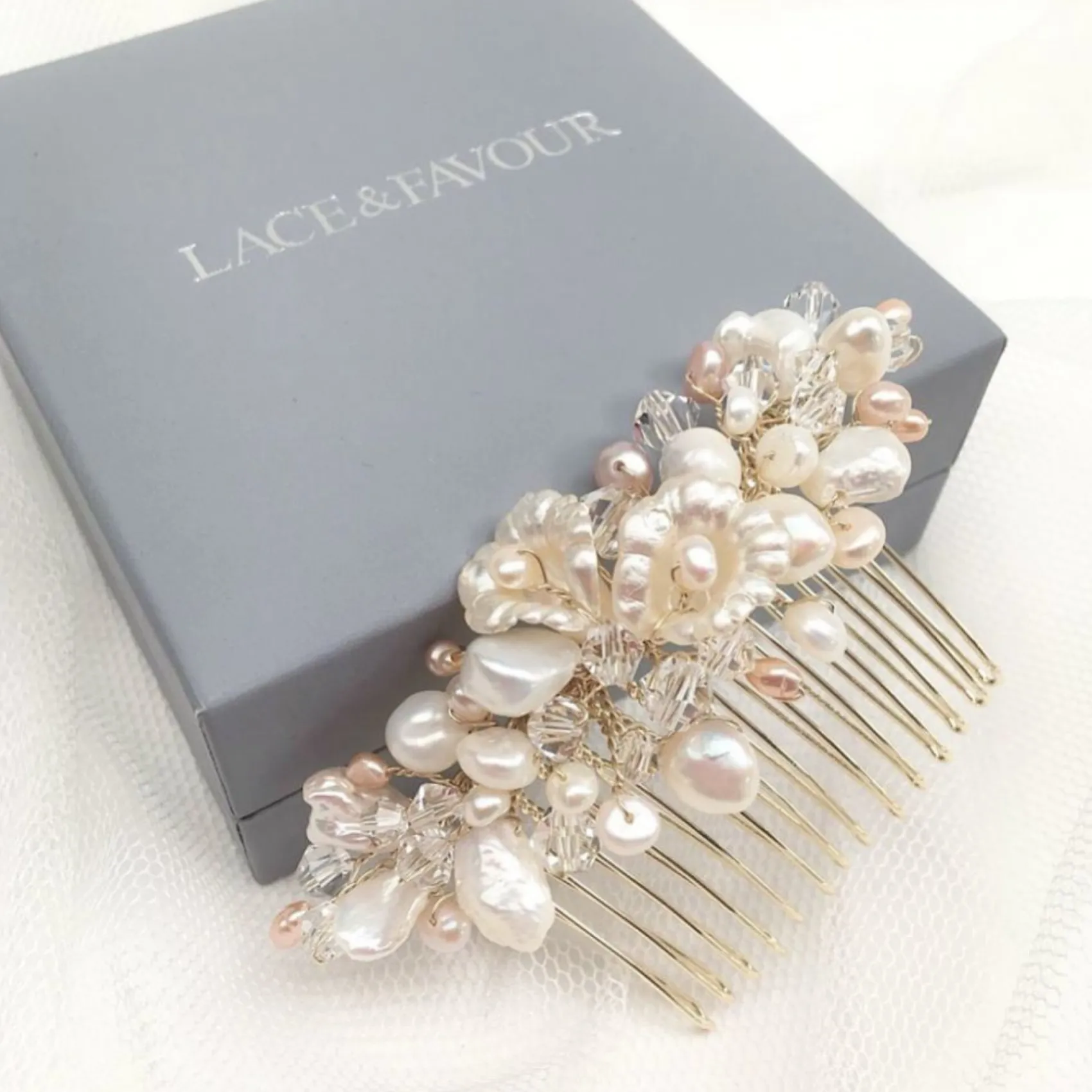 Poirier Deloras Gold Süßwasserperlen und Blumen Mini-Haarkamm* Perlen-haarschmuck | Gold-haar-accessoires