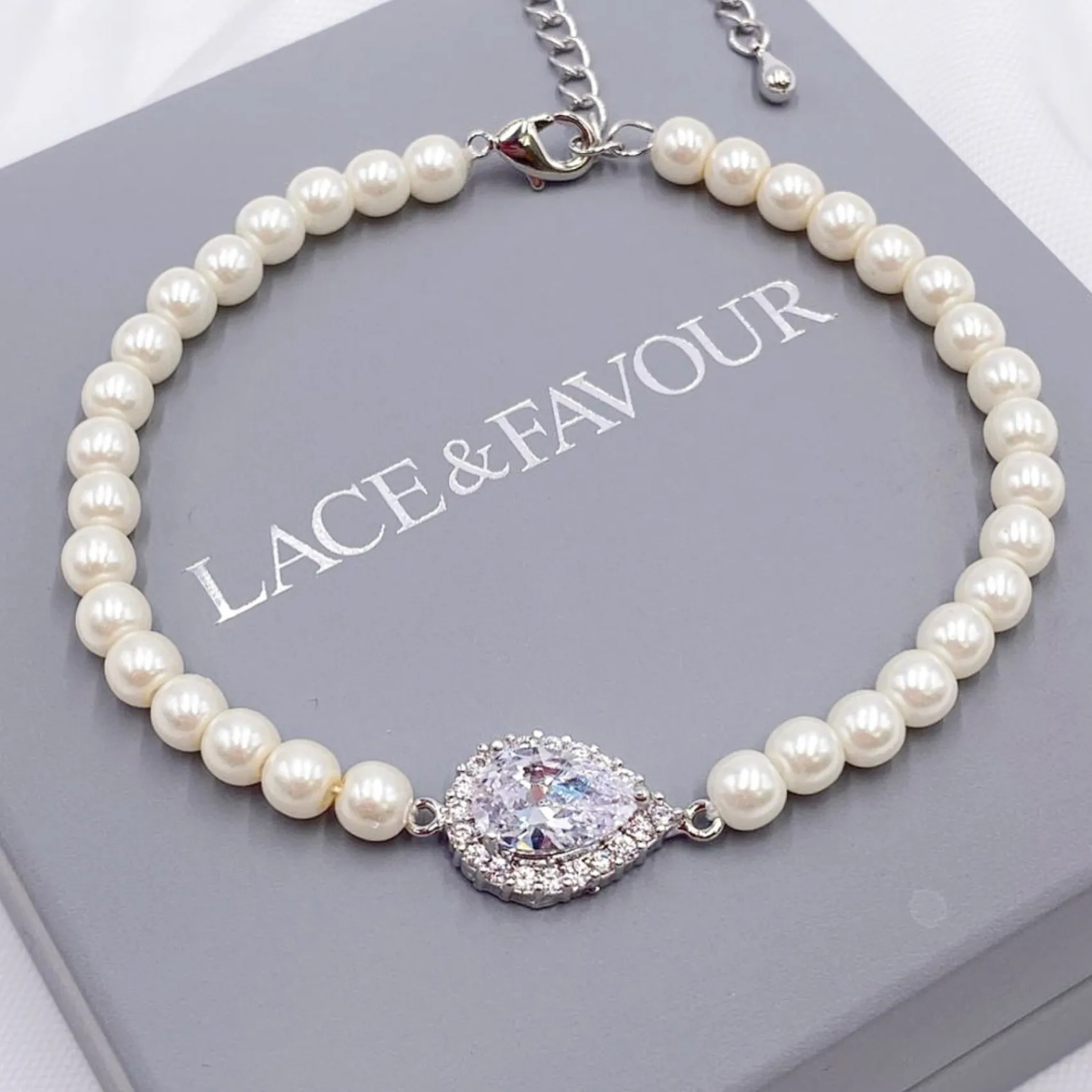 Lace & Favour Desiree Chic Perlen-Hochzeitsarmband (Silber)* Geschenke Für Die Braut | Perlen-hochzeitsschmuck