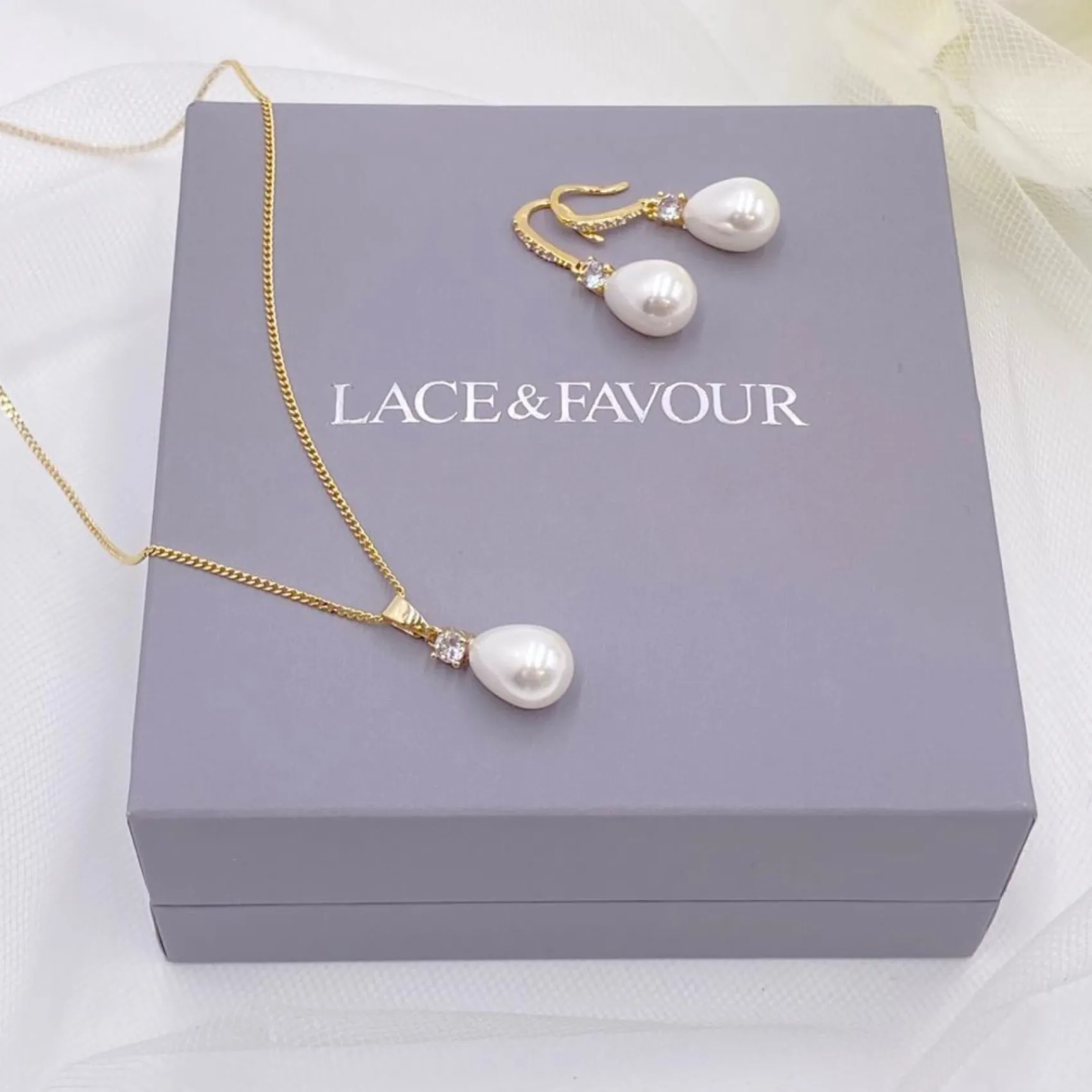 Lace & Favour Dolci Gold Kristall und Teardrop Perle Brautschmuck Set* Geschenke Für Brautjungfern | Geschenke Für Die Braut