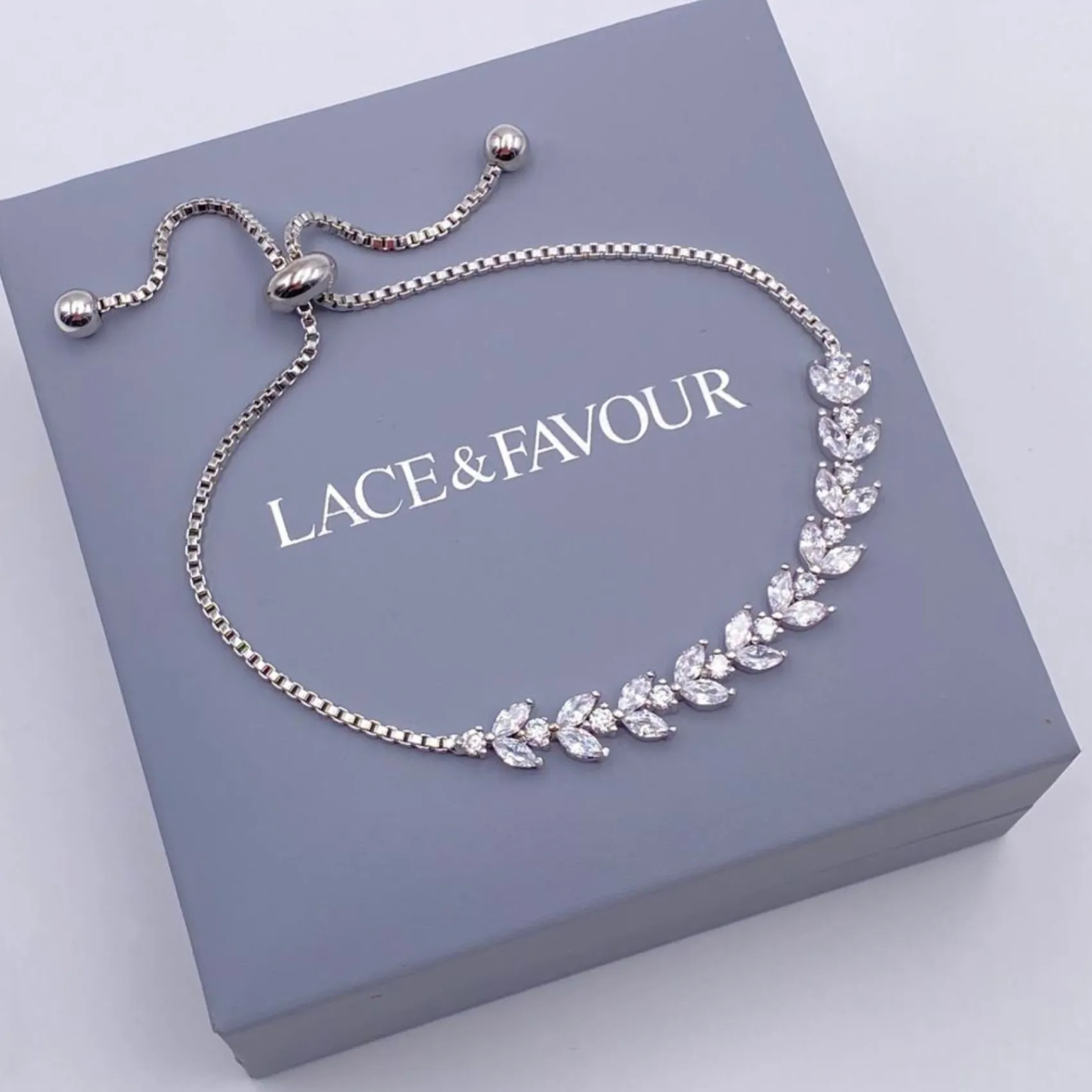 Lace & Favour Dotty Silver Crystal Leaves Verstellbares Armband* Silberner Abschlussball-schmuck | Prom Armbänder