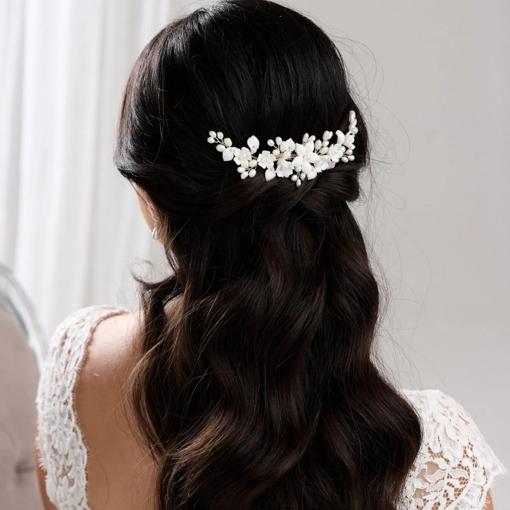 Lace & Favour Edelweiss Elfenbein Porzellan Blumen und Perle Hochzeit Haarkamm* Perlen-haarschmuck | Silberne Haar-accessoires