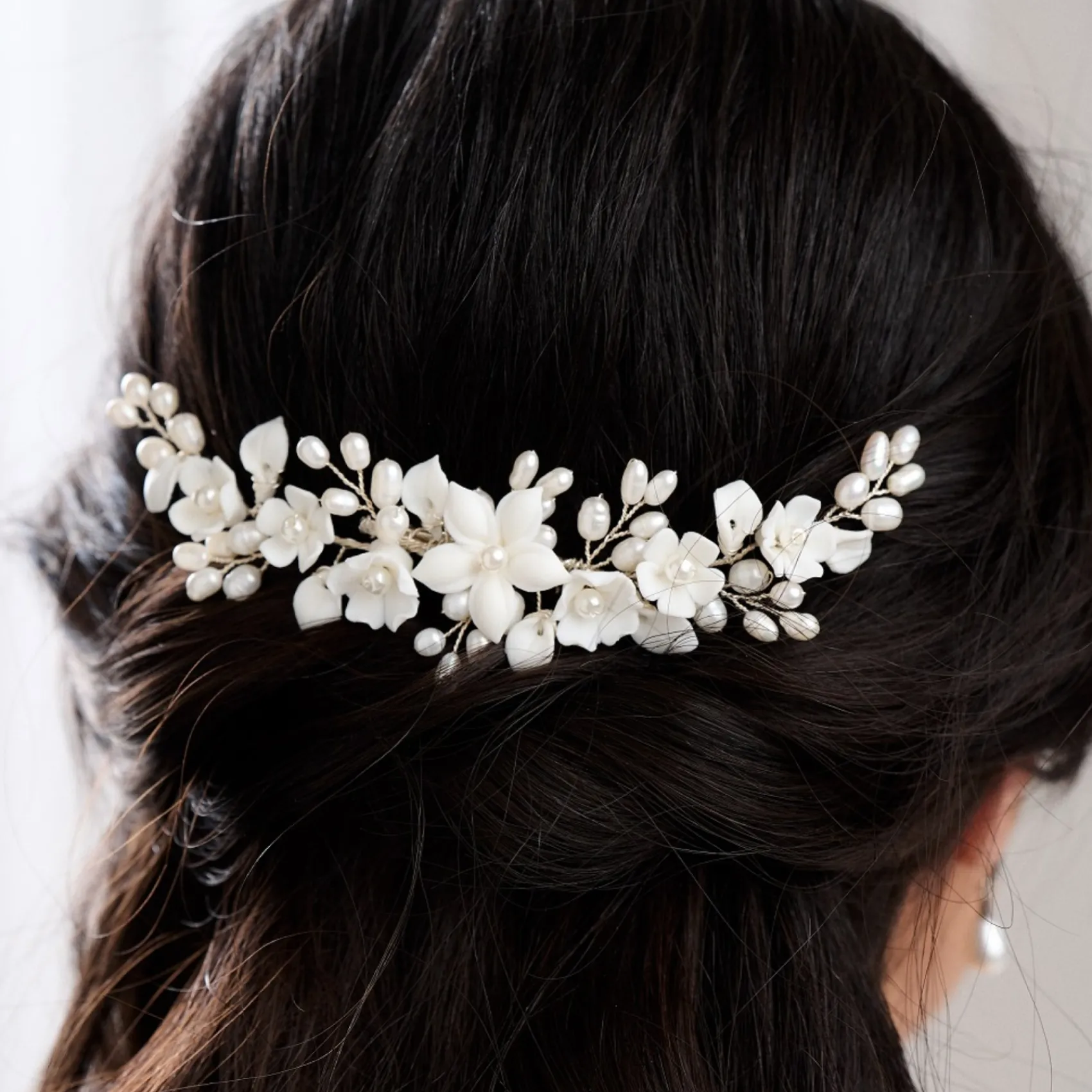 Lace & Favour Edelweiss Elfenbein Porzellan Blumen und Perle Hochzeit Haarkamm* Perlen-haarschmuck | Silberne Haar-accessoires