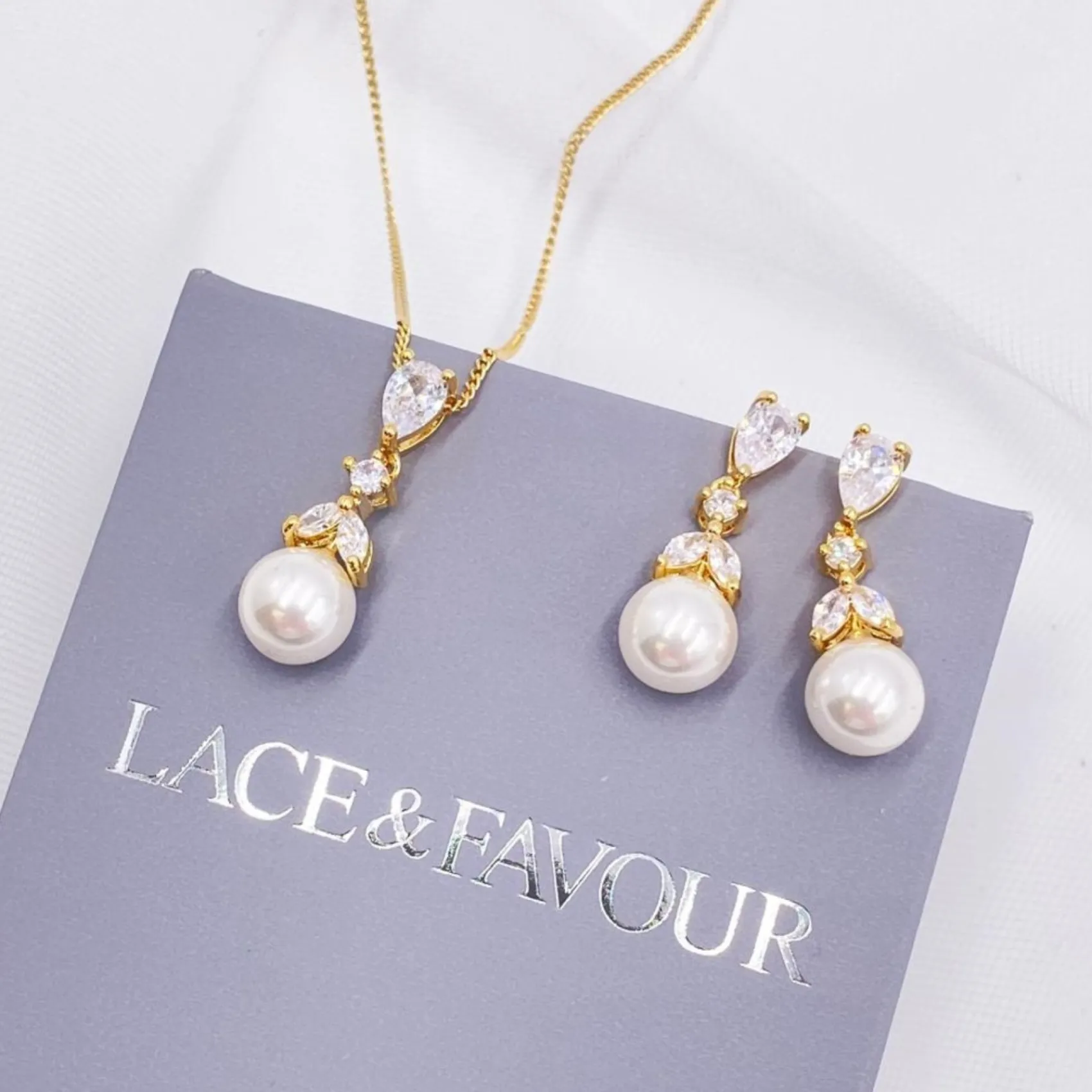 Lace & Favour Elegance Gold Kristall und Perle Brautschmuck Set* Geschenke Für Brautjungfern | Geschenke Für Die Braut