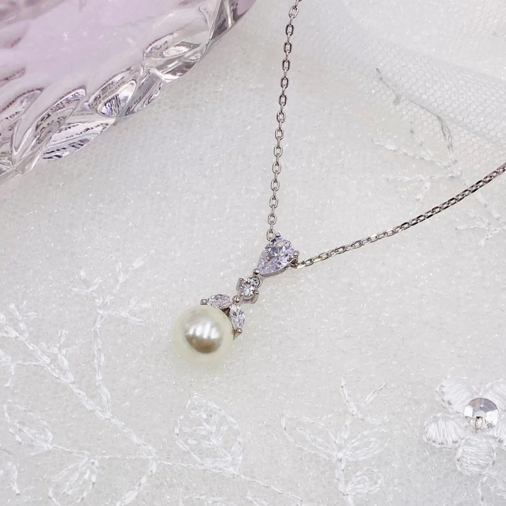 Lace & Favour Elegance Kristall und Perle Hochzeit Anhänger Halskette* Perlen-hochzeitsschmuck | Silberner Hochzeitsschmuck