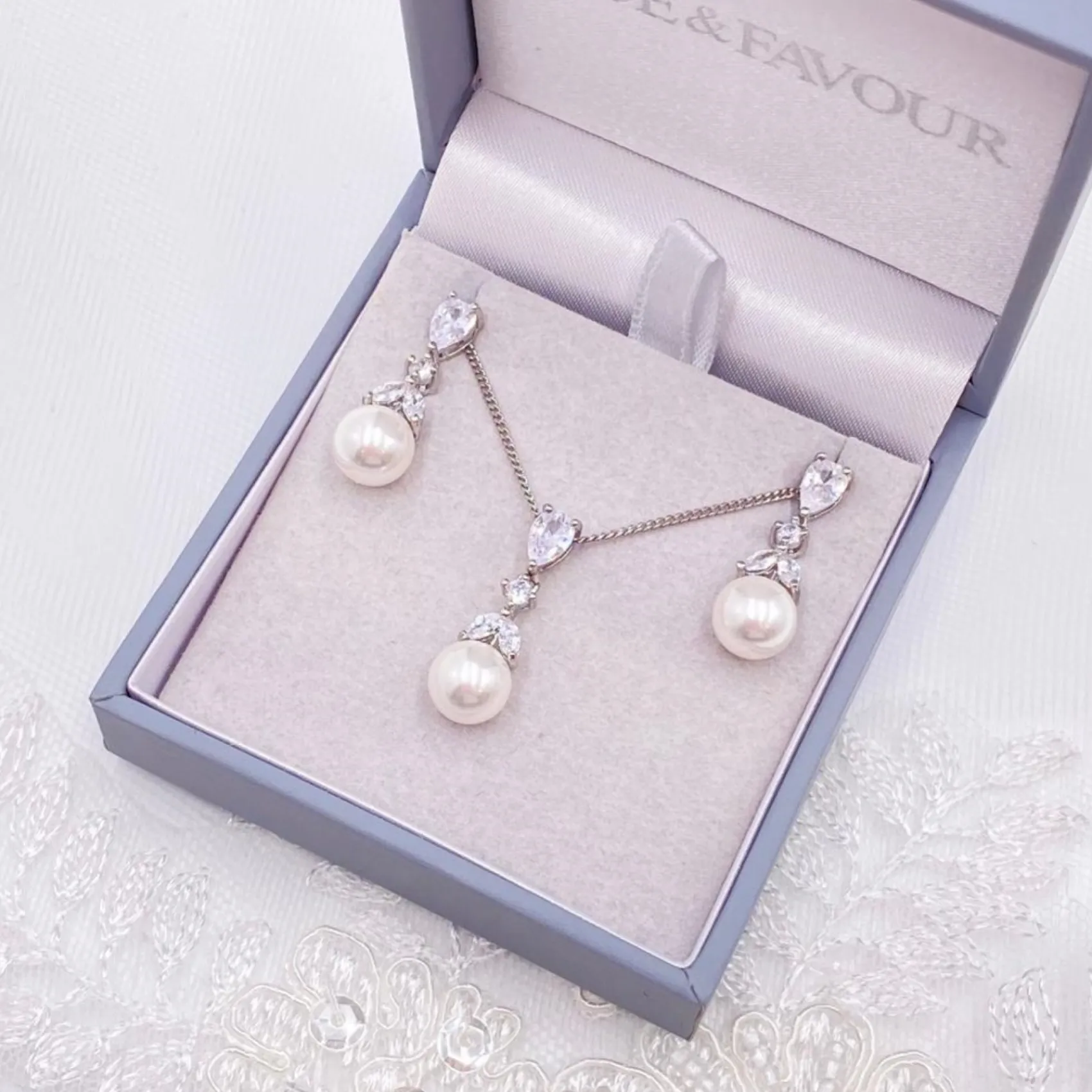 Lace & Favour Elegance Kristall und Perle Brautschmuck Set* Geschenke Für Brautjungfern | Geschenke Für Die Braut