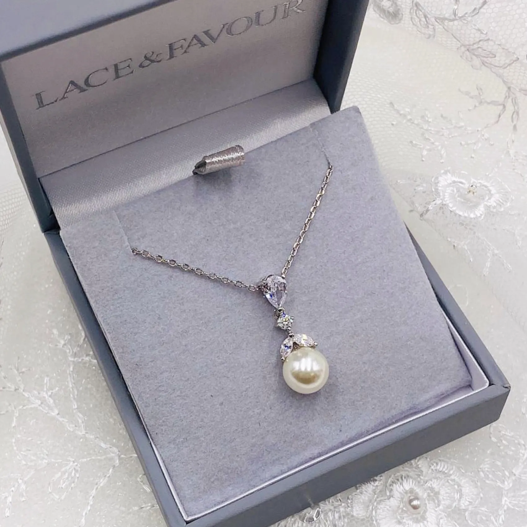 Lace & Favour Elegance Kristall und Perle Hochzeit Anhänger Halskette* Perlen-hochzeitsschmuck | Silberner Hochzeitsschmuck
