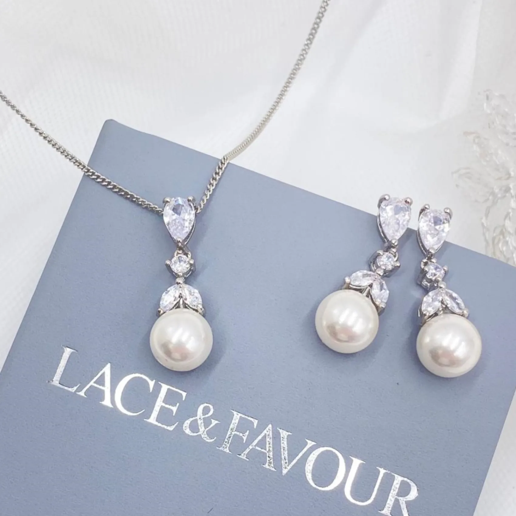 Lace & Favour Elegance Kristall und Perle Brautschmuck Set* Geschenke Für Brautjungfern | Geschenke Für Die Braut