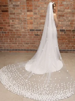 Perfect Bridal Elfenbeinfarbener, einstufiger, stark verzierter 3D-Blumen-Schleier | L&F* Einstufige Schleier | Kapelle Länge & Kathedrale Schleier