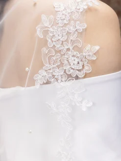 Perfect Bridal Elfenbeinfarbener einstufiger Perlenschleier in Walzerlänge mit floraler Spitzenkante* Einstufige Schleier | Schleier In Walzerlänge
