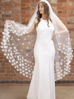 Perfect Bridal Elfenbeinfarbener einstufiger stark verzierter 3D Blumen Schleier in Walzerlänge* Einstufige Schleier | Schleier In Walzerlänge