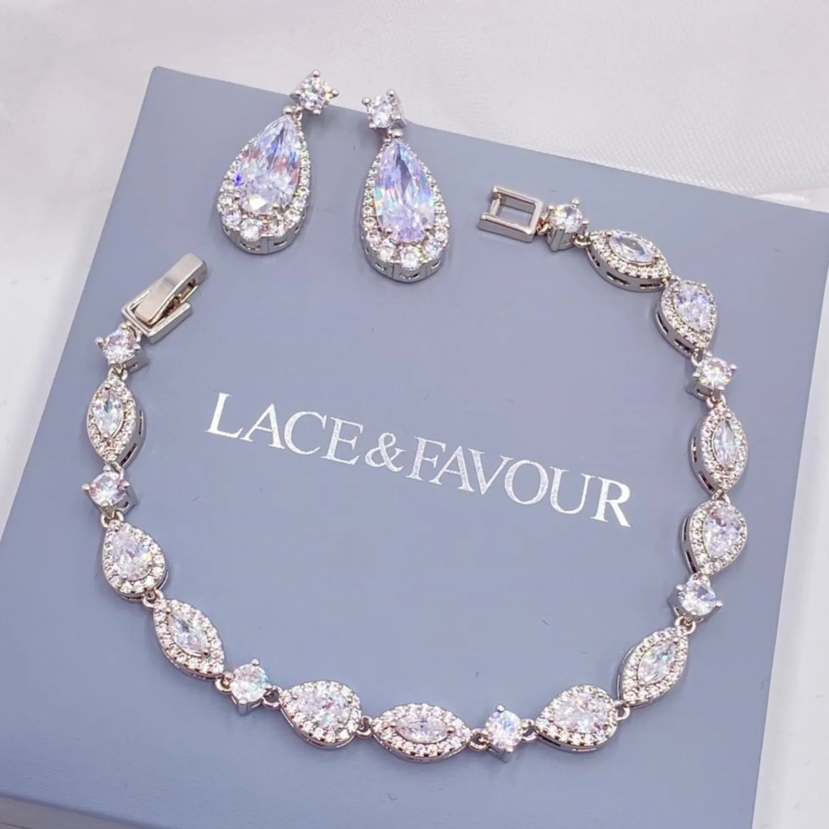 Lace & Favour Eliza Silber funkelnde Cubic Zirkonia Tropfen-Ohrringe* Silberner Abschlussball-schmuck | Abschlussball-ohrringe