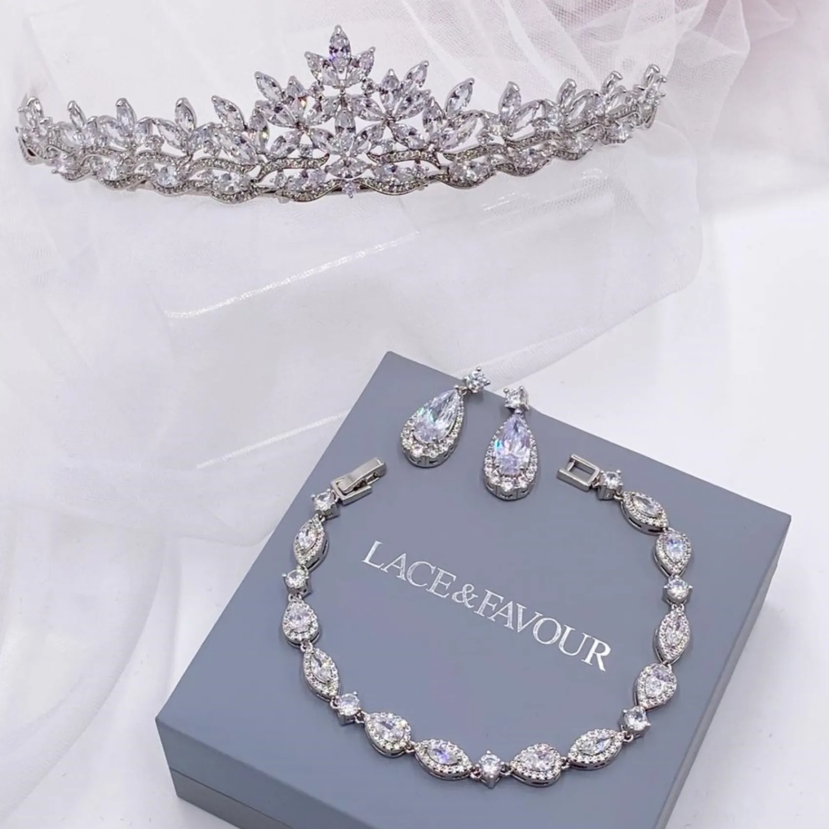 Lace & Favour Eliza Silber funkelnde Cubic Zirkonia Tropfen-Ohrringe* Silberner Abschlussball-schmuck | Abschlussball-ohrringe