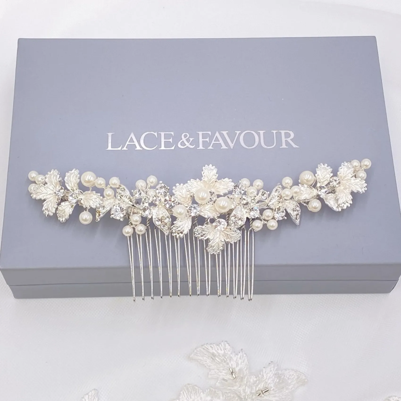 Twilight Designs Ellis Zierlicher Haarkamm mit Silberblättern und Perlen* Perlen-haarschmuck | Silberne Haar-accessoires