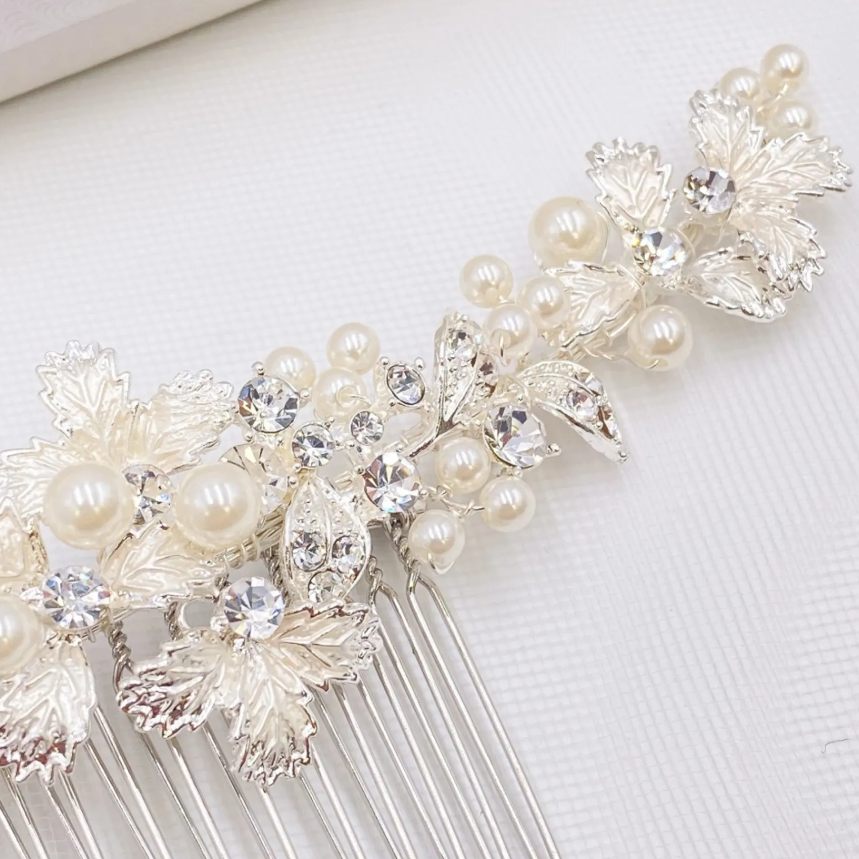 Twilight Designs Ellis Zierlicher Haarkamm mit Silberblättern und Perlen* Perlen-haarschmuck | Silberne Haar-accessoires
