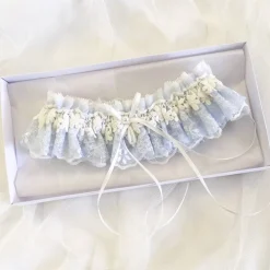 Boudoir Couture Eternity Powder Blue und Elfenbein Floral Lace Strumpfband mit Perle Droplet* Etwas Blaue Geschenke | Geschenke Für Die Braut