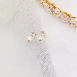 Lace & Favour Evie Gold Zierliche Perlenohrstecker* Geschenke Für Brautjungfern | Perlen-hochzeitsschmuck