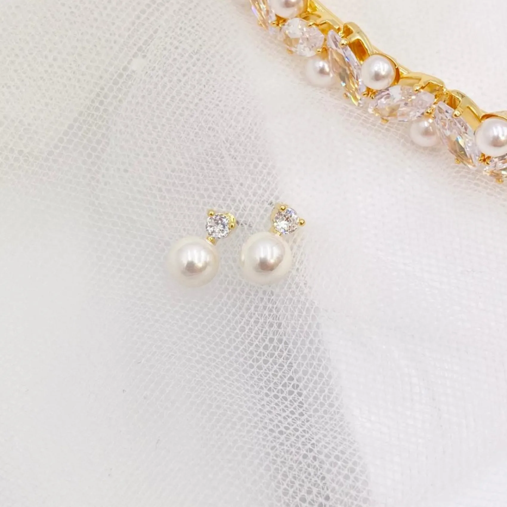 Lace & Favour Evie Gold Zierliche Perlenohrstecker* Geschenke Für Brautjungfern | Perlen-hochzeitsschmuck