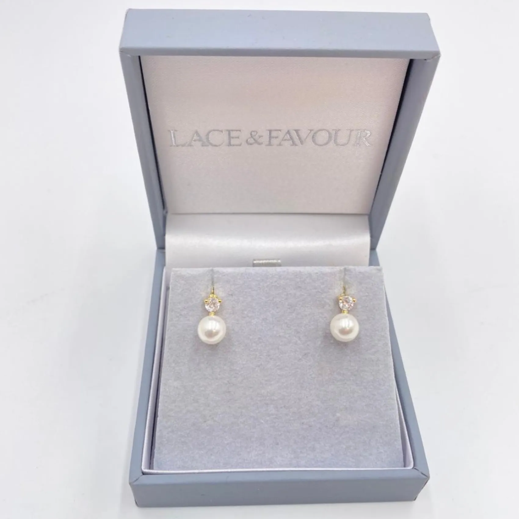 Lace & Favour Evie Gold Zierliche Perlenohrstecker* Geschenke Für Brautjungfern | Perlen-hochzeitsschmuck