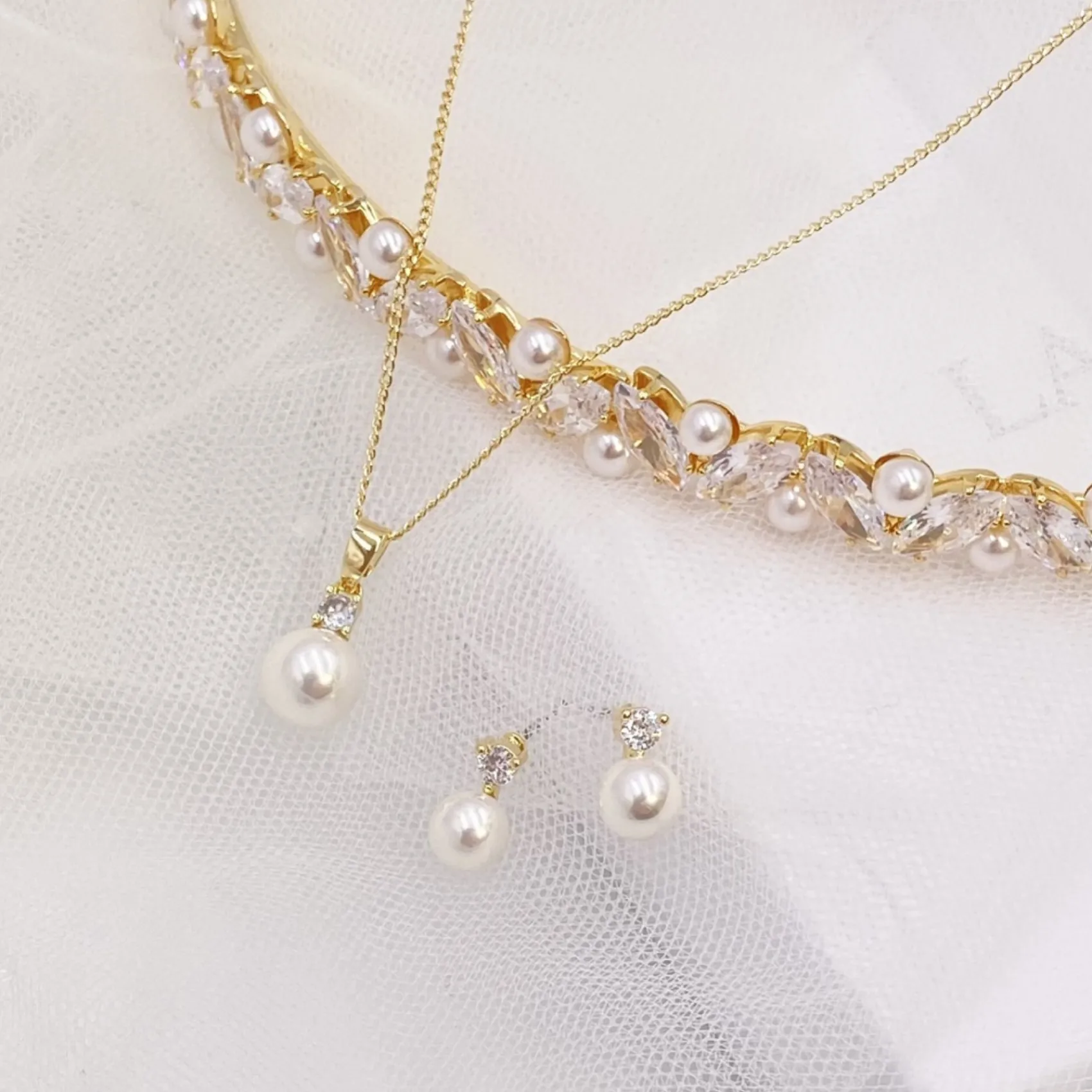 Lace & Favour Evie Gold Zierlicher Perlenohrstecker und Anhänger Schmuckset* Geschenke Für Brautjungfern | Geschenke Für Die Braut