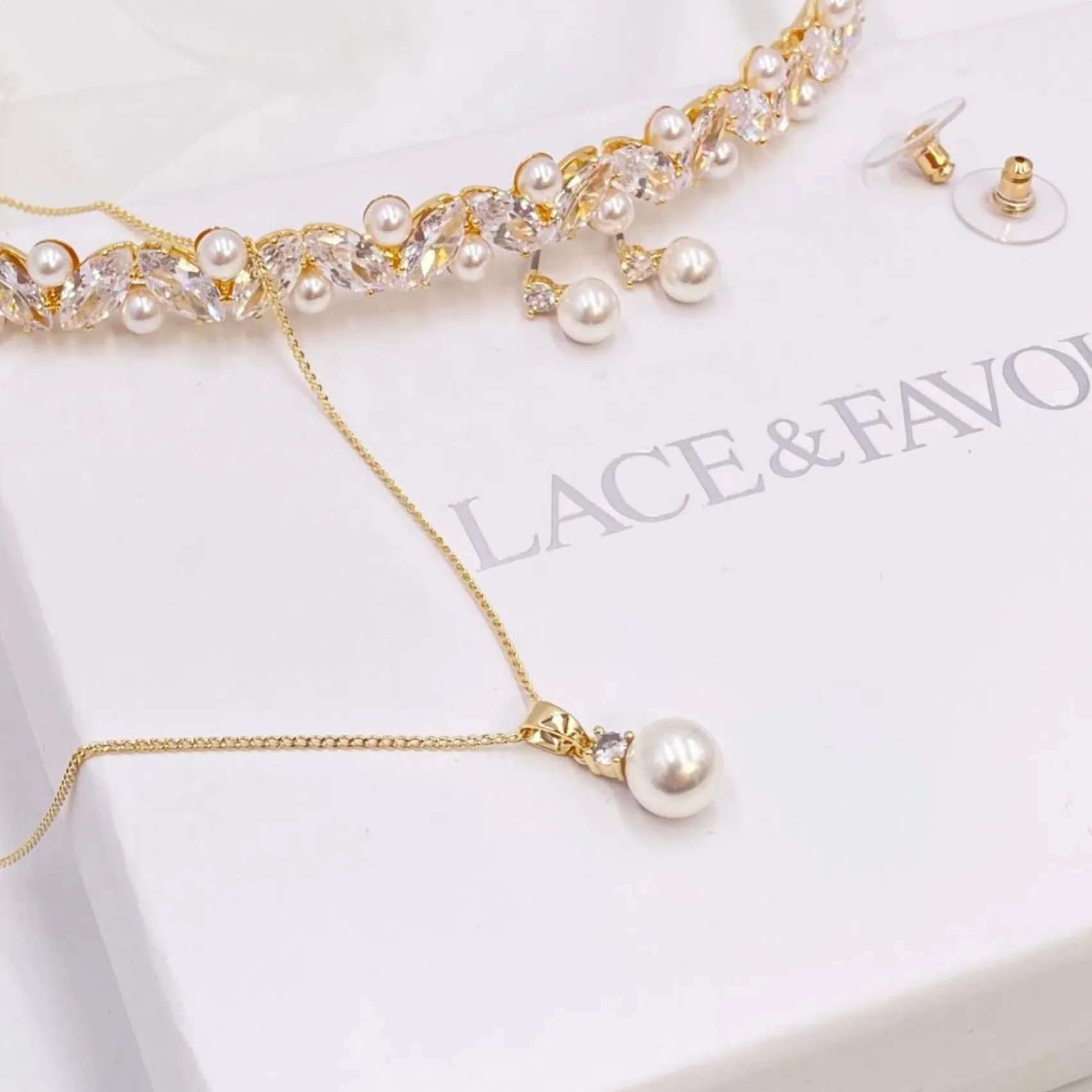 Lace & Favour Evie Gold Zierlicher Perlenanhänger Halskette* Perlen-hochzeitsschmuck | Gold-hochzeitsschmuck