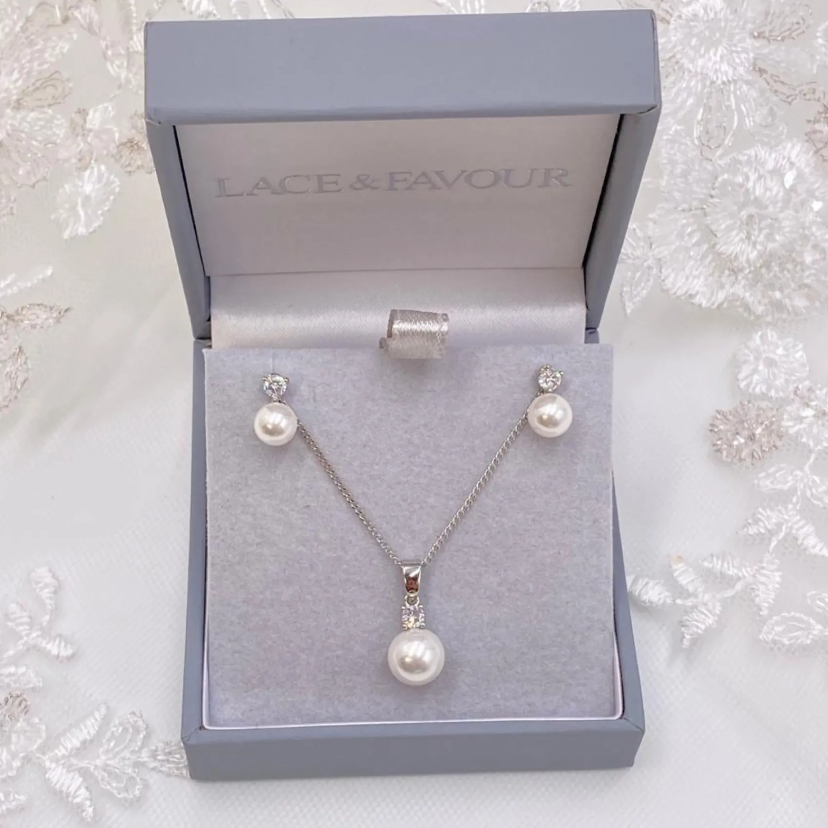 Lace & Favour Evie Zierlicher Perlenohrstecker und Anhänger Schmuckset* Geschenke Für Brautjungfern | Geschenke Für Die Braut
