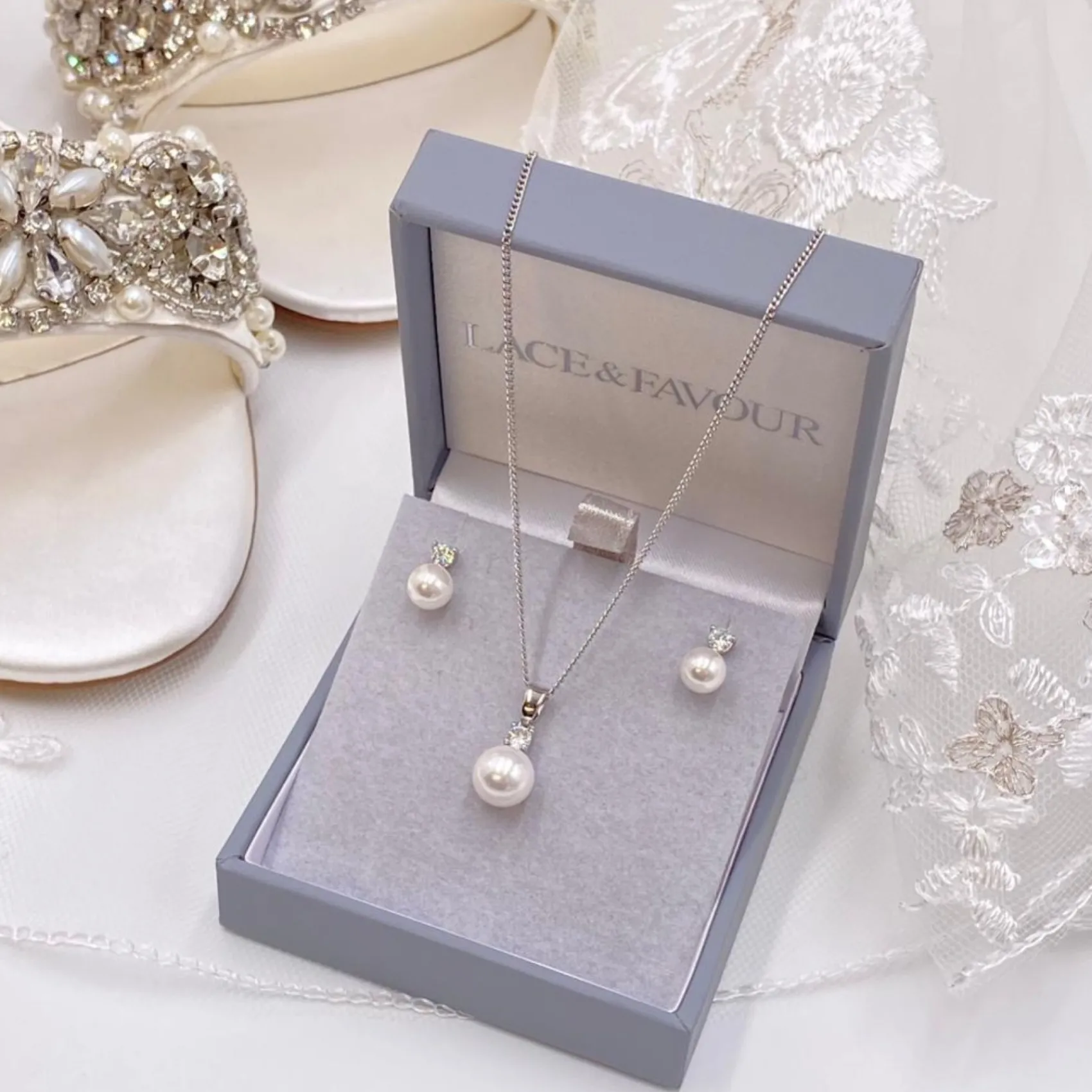 Lace & Favour Evie Zierlicher Perlenohrstecker und Anhänger Schmuckset* Geschenke Für Brautjungfern | Geschenke Für Die Braut
