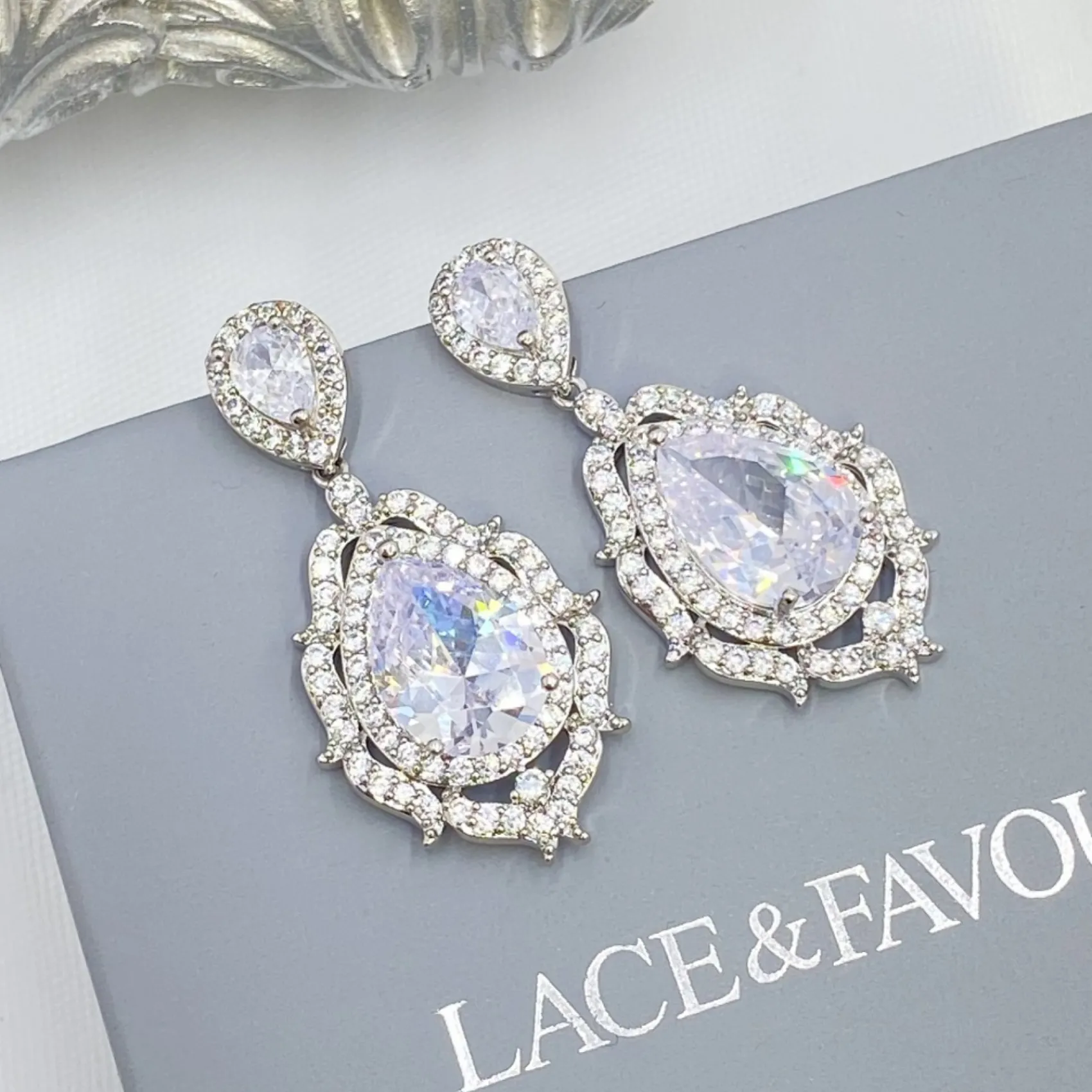 Lace & Favour Evita Statement Kristall Kronleuchter Hochzeit Ohrringe* Silberner Abschlussball-schmuck | Abschlussball-ohrringe