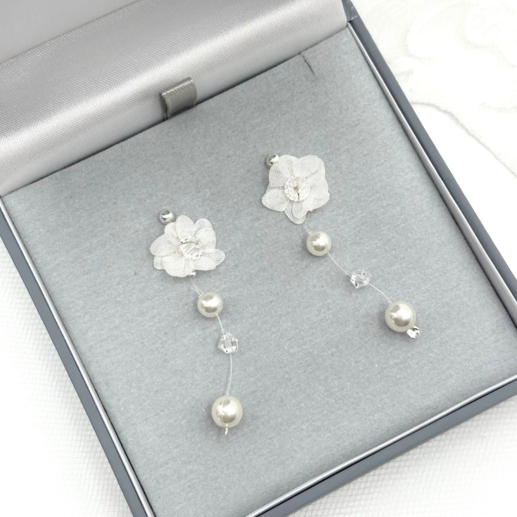 Beads & Beyond Fee Perle und Kristall Tropfen Blume Ohrringe* Silberner Hochzeitsschmuck | Hochzeits-ohrringe