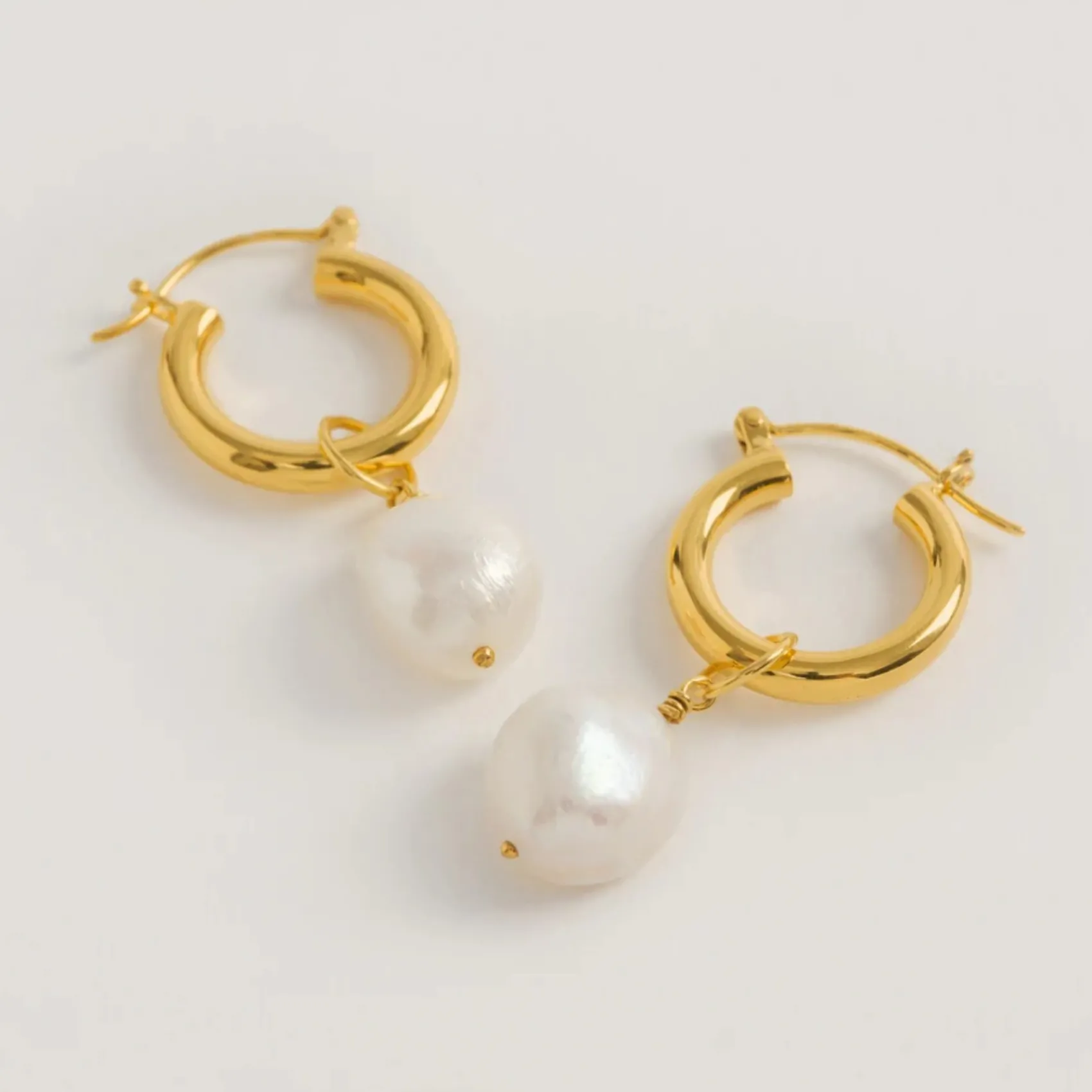 Freya Rose Goldene Mini-Reifen-Ohrringe mit Barockperlen* Gold-hochzeitsschmuck | Hochzeitsgast-schmuck