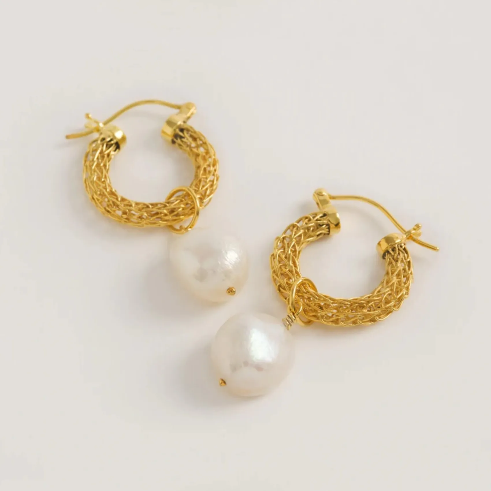 Freya Rose Goldgeflecht Mini-Reifenohrringe mit Barockperle* Gold-hochzeitsschmuck | Hochzeitsgast-schmuck