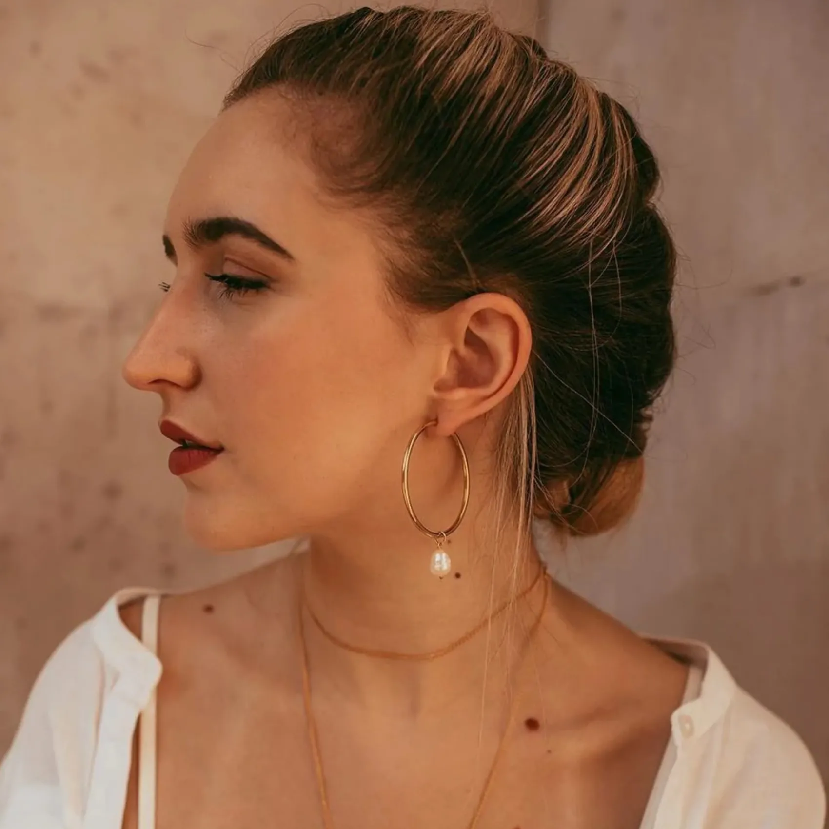 Freya Rose Große goldene Reif-Ohrringe mit Barockperlen* Gold-hochzeitsschmuck | Hochzeitsgast-schmuck