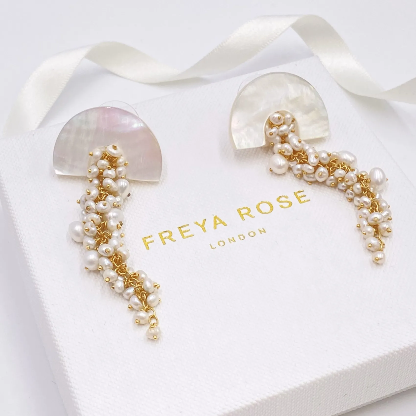 Freya Rose Hakuro Elfenbein Perlmutt lange Tropfenohrringe* Perlen-hochzeitsschmuck | Gold-hochzeitsschmuck