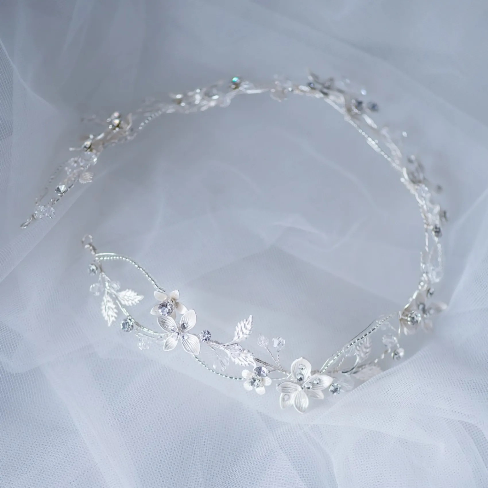 Twilight Designs Gardenia verflochtene Perlen- und Kristallblumen-Haarsträhne* Haarschmuck Aus Kristall | Silberne Haar-accessoires