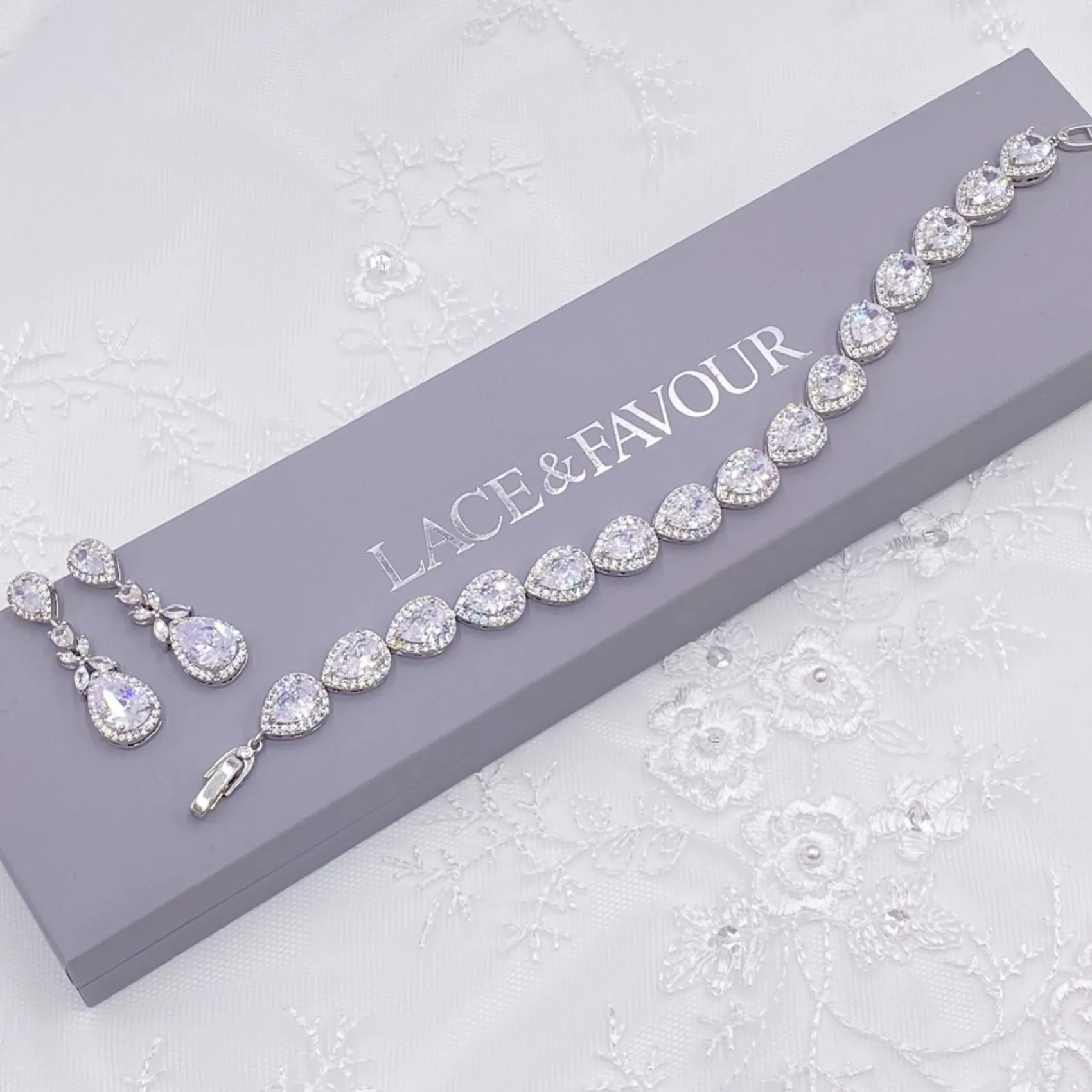 Lace & Favour Hampton Teardrop Cubic Zirkonia Hochzeitsarmband (Silber)* Silberner Abschlussball-schmuck | Prom Armbänder