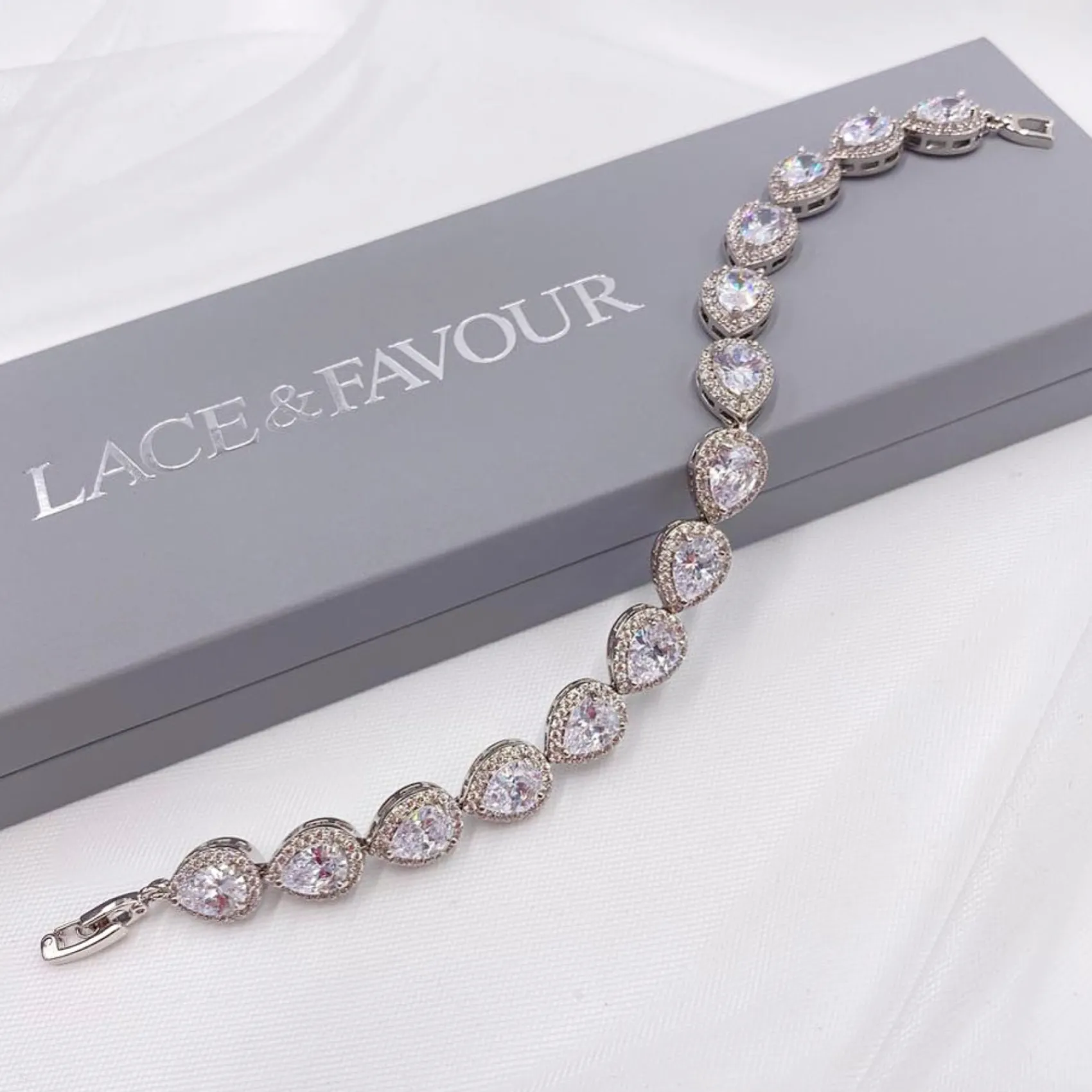 Lace & Favour Hampton Teardrop Cubic Zirkonia Hochzeitsarmband (Silber)* Silberner Abschlussball-schmuck | Prom Armbänder