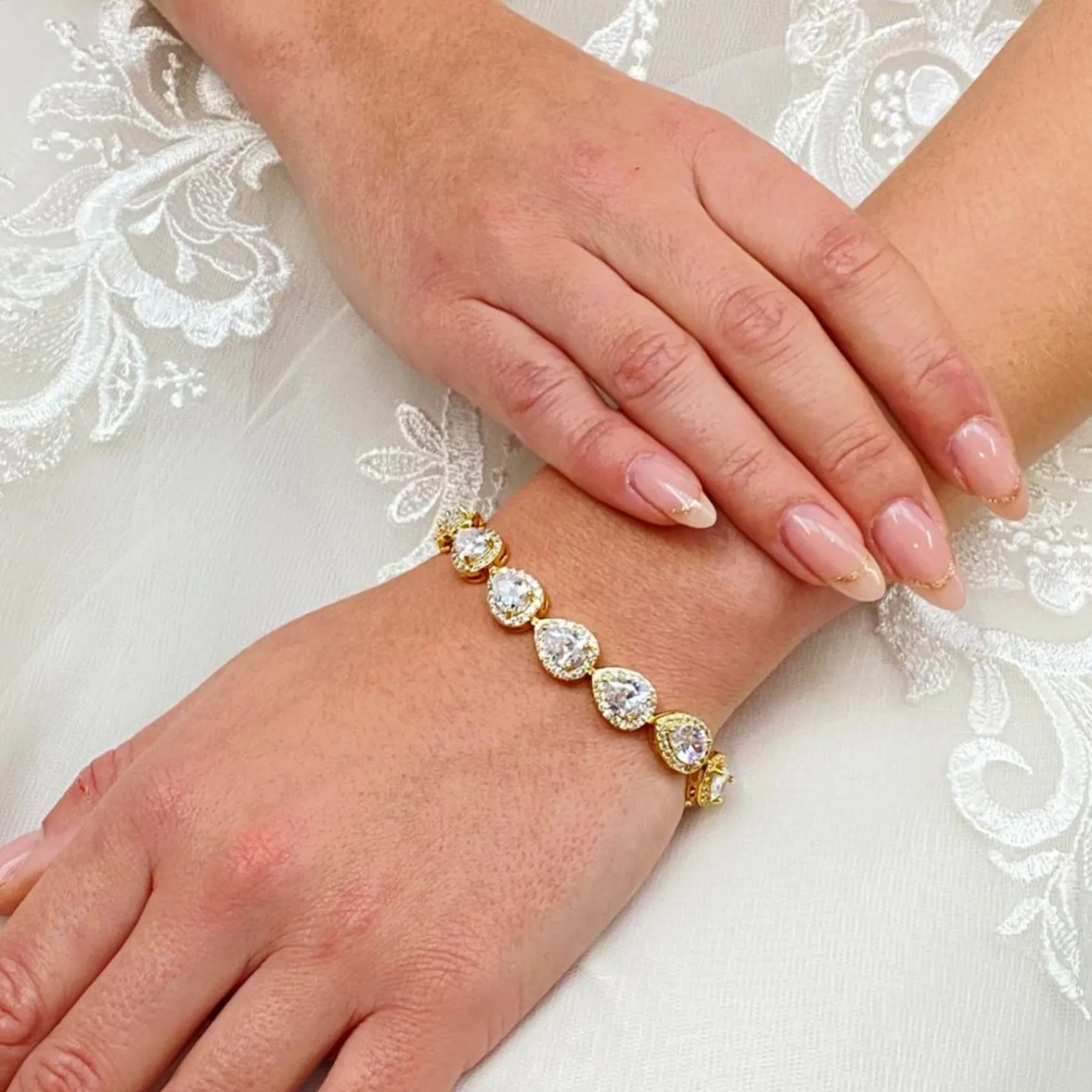 Lace & Favour Hampton Teardrop Cubic Zirkonia Hochzeitsarmband (Gold)* Goldener Abschlussball-schmuck | Prom Armbänder