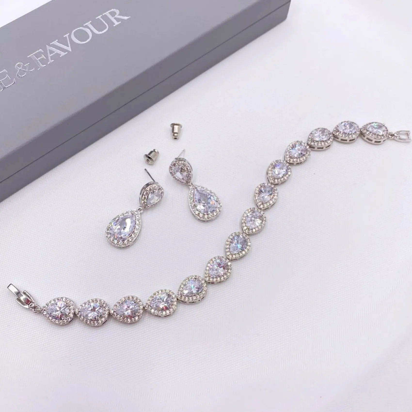 Lace & Favour Hampton Teardrop Cubic Zirkonia Hochzeitsarmband (Silber)* Silberner Abschlussball-schmuck | Prom Armbänder