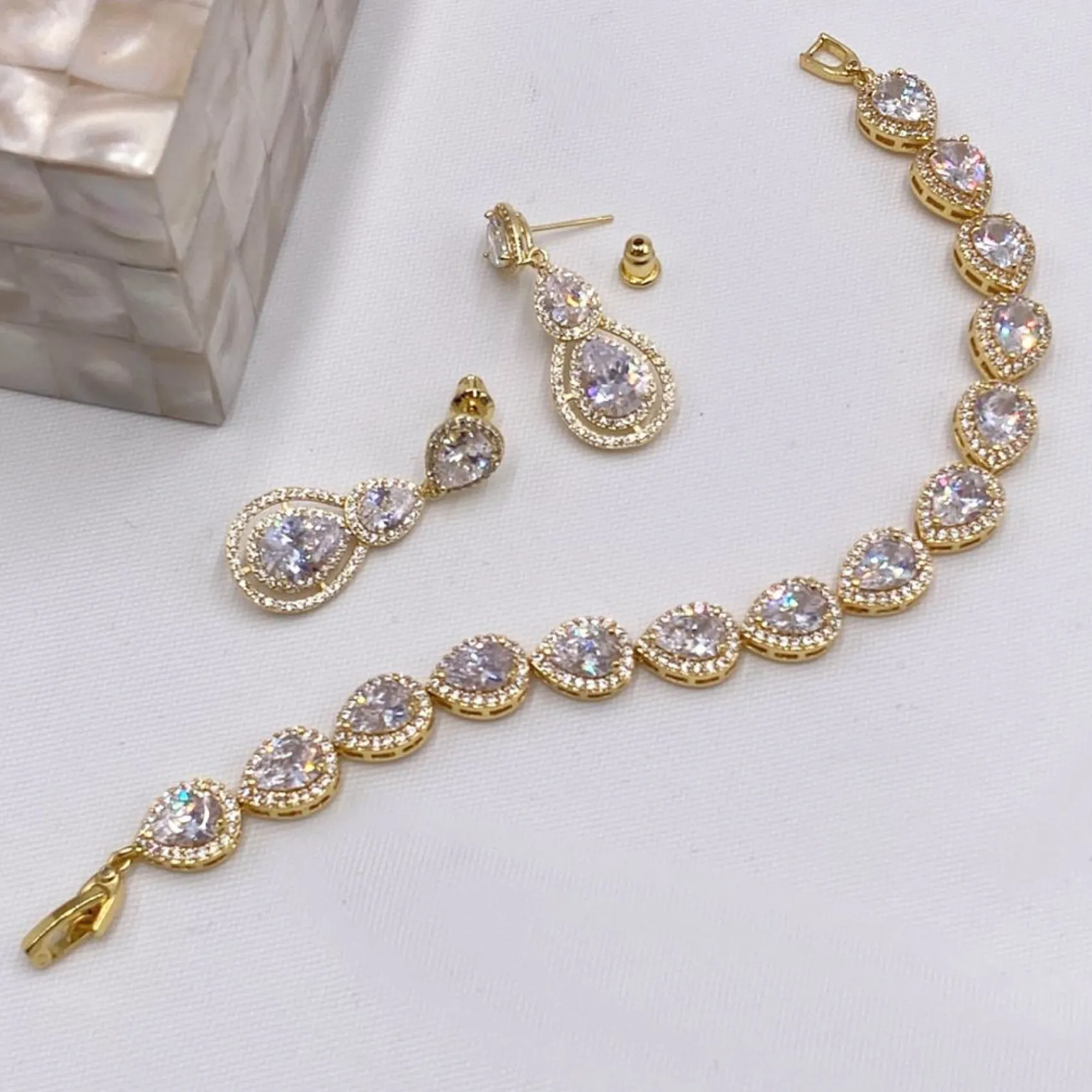 Lace & Favour Hampton Teardrop Cubic Zirkonia Hochzeitsarmband (Gold)* Goldener Abschlussball-schmuck | Prom Armbänder